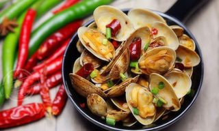 Scodella di fuoco con vongole piccanti