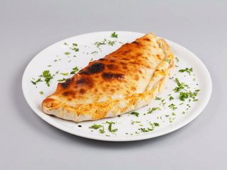 Calzone con mozzarella e prosciutto cotto