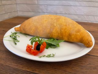 Calzone fritto con mortadella e mozzarella