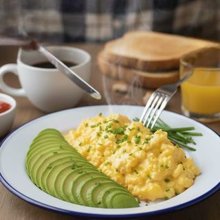 uova strapazzate e avocado 290 kcal