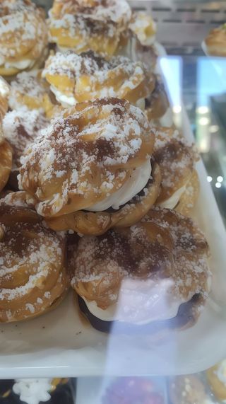 Pasta bignè ripiena di panna ricotta con panna e Nutella