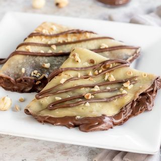 Crêpe con Nutella, pera fresca, cannella, e burro d'arachidi sopra