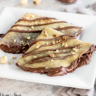 Crêpe con Galak cioccolato bianco, fragole fresche, sbriciolata di lotus
