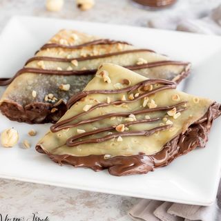 Crêpe con Galak cioccolato bianco, fragole fresche, sbriciolata di lotus