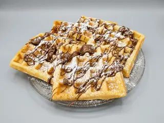 Waffle con kiwi, fragole fresche e crema di mascarpone