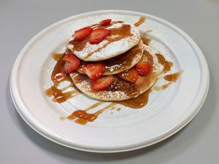 Pancake con fragole fresche, cocco e sciroppo d'acero