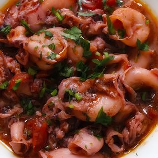 Totani in guazzetto con pomodorini e olive