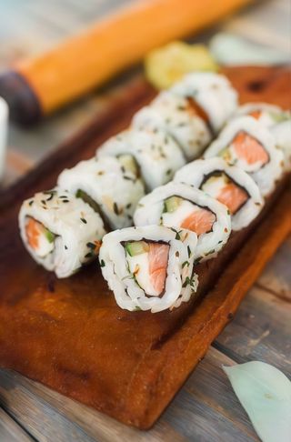 111. Uramaki black salmone fritto 8 pezzi