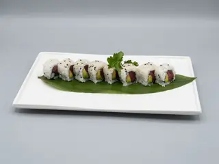 Uramaki maguro avocado