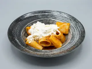 Paccheri al ragù di salsiccia e burrata