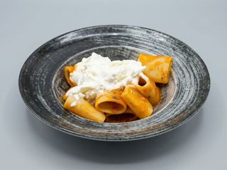 Paccheri al ragù di salsiccia e burrata