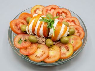 Insalata Mista, Pomodoro, Mozzarella, Tonno E Olive