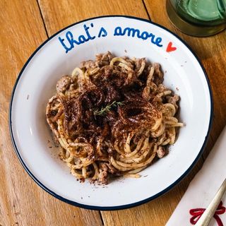 Strangozzi al tartufo nero e salsiccia