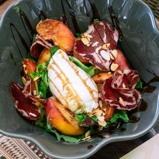 Insalata con Pesche Grigliate, Mozzarella Di Bufala e Capocollo