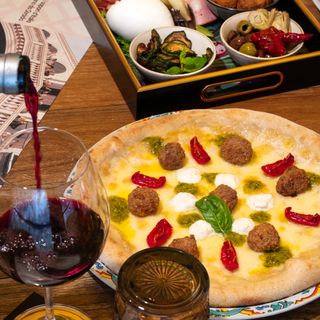 Pizza pesto e polpette