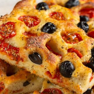 Focaccia con pomodorini e basilico