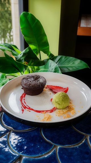 Tortino di cioccolato caldo con gelato al tè verde