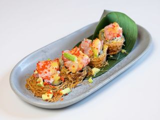 Uramaki di nidi con tartare di gamberi rossi
