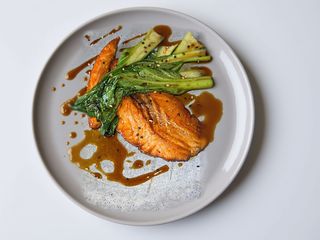 Salmon teriyaki con salsa fraicher