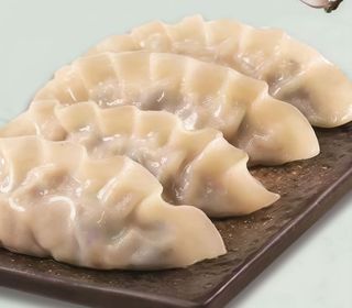 Ravioli con carne ed erba cipollina alla griglia 韭菜锅贴
