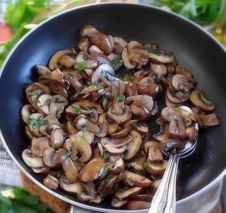 45Funghi cinesi neri