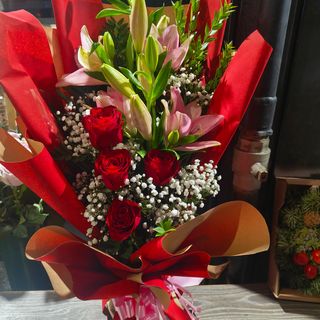 Mazzo rose rosse con lilium