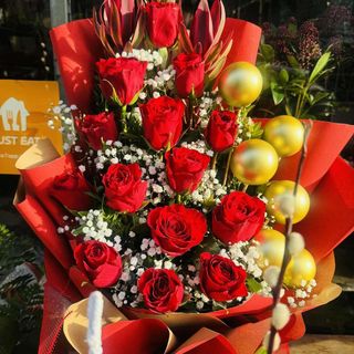 Composizione Natalizia con Rose Rosse