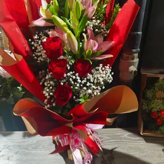 Red roses with Lily