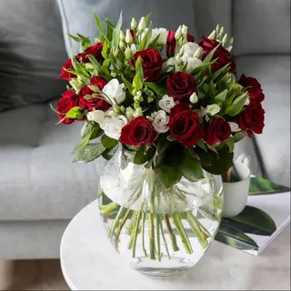 Rose rosse e Lisanthius con Teddy bear omaggio