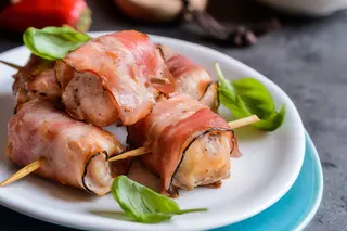 Fette di pancetta al vapore con verdure secche
