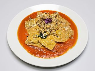 Ravioli dello chef con pesce spada, melanzane fritte e gamberi