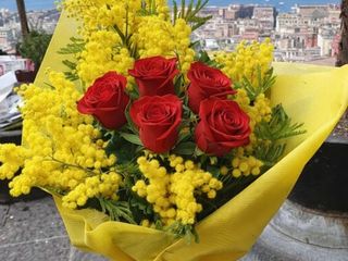 Fascio con 5 rose e mimose