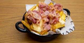 Patatine fritte fonduta e bacon