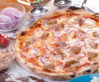 17 Pizza tonno, e cipolla