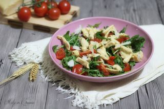 Tagliata di pollo con rucola e pomodorini