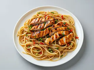 Spaghetti cinesi con pollo alla piastra