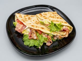 Piadina coppa con mozzarella e insalata