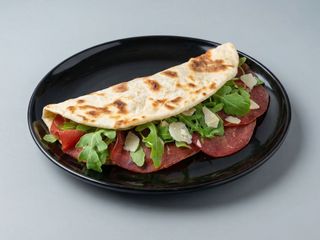 Piadina Estate: bresaola , scaglie di grana e rucola
