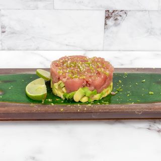 Tartare di tonno rosso, avocado e scorza di lime
