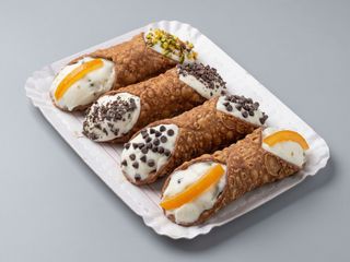 Cannolo classico con scaglie di cioccolato