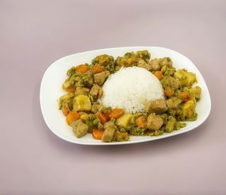 Bocconcini al curry con verdure e riso bianco