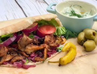 Panino con patatine fritte e wurstel