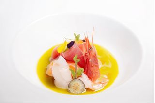 Sashimi misto con salsa dello chef - una porzione