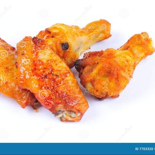 ali di pollo al piatto