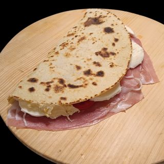 Prosciutto crudo, mozzarella fior di latte, pomodori e crema di carciofi