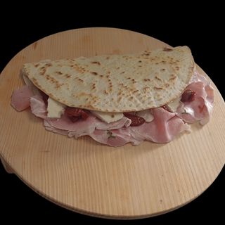 Prosciutto arrosto,provola affumicata, pomodori secchi e salsa di funghi 