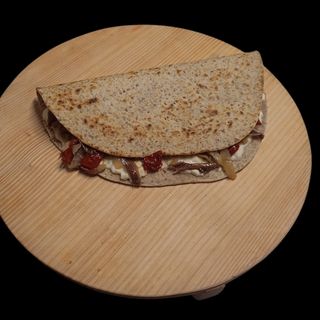 Filetti di alici, squacquerone, cipolle e pomodori secchi