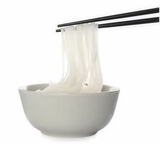 Spaghetti di riso al vapore con seppie e semi di soia neri