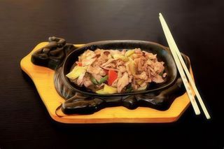 Vitello alla piastra  con pisatcchio e olive