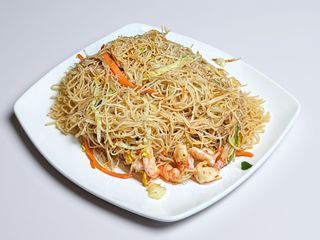 115. Spaghetti di riso con gamberi e verdure 